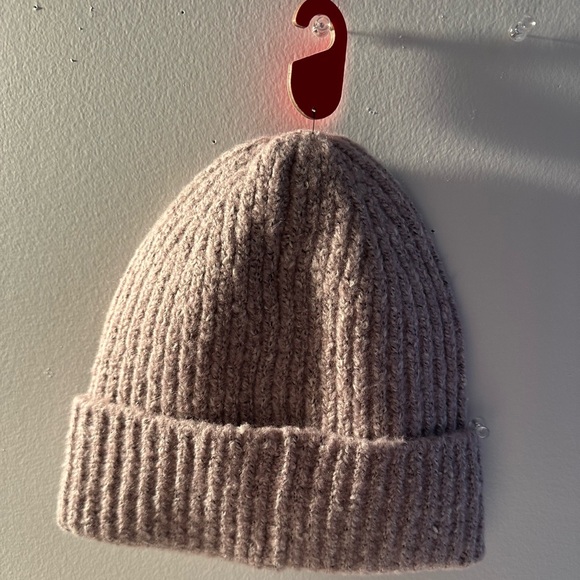 *** SOLD *** Lap up the luxury with this purple/pink tuque from Helly Hansen 🩷💜 - Picture 3 of 4